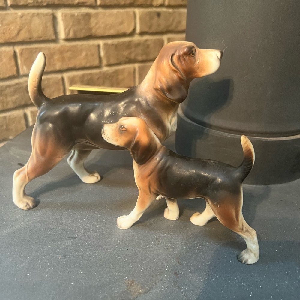 Vintage Set Hunting Beagle Figurines.